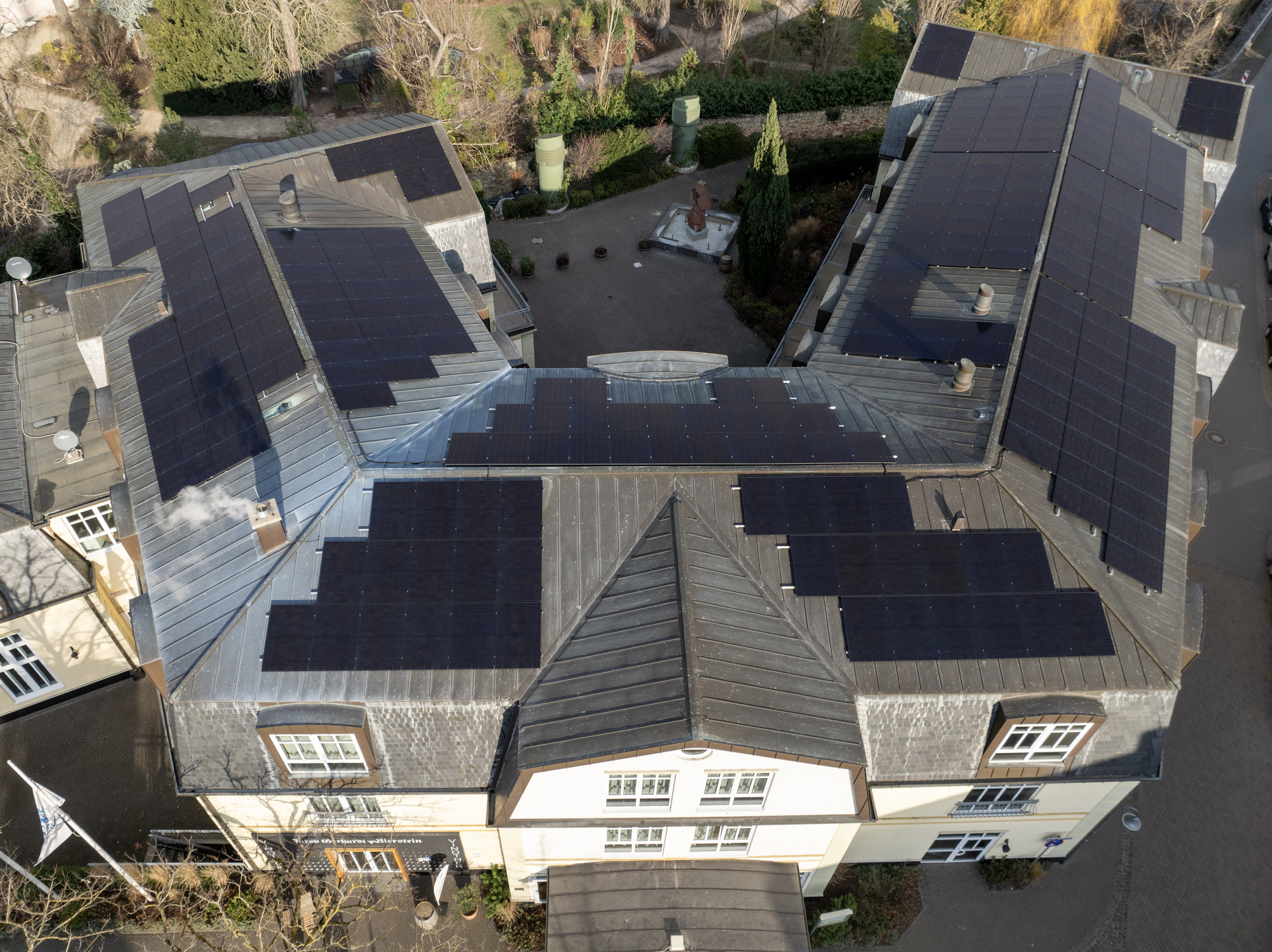 PV-Anlage auf dem Dach des Wein- und Parkhotel Nierstein